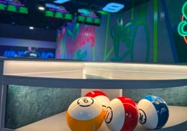 Bolos, futbolines y juegos arcade de todo tipo: así es el nuevo local de recreativos que ha abierto en el Bahía Sur