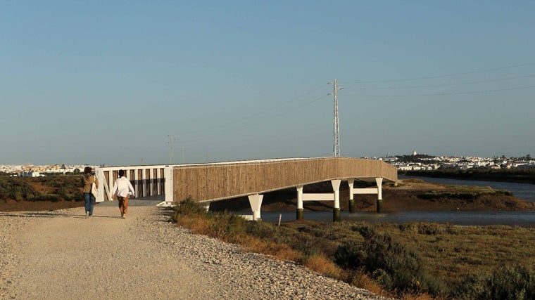 El sendero ciclopeatonal entre San Fernando y Chiclana de la ruta Eurovelo 8 ya está abierto