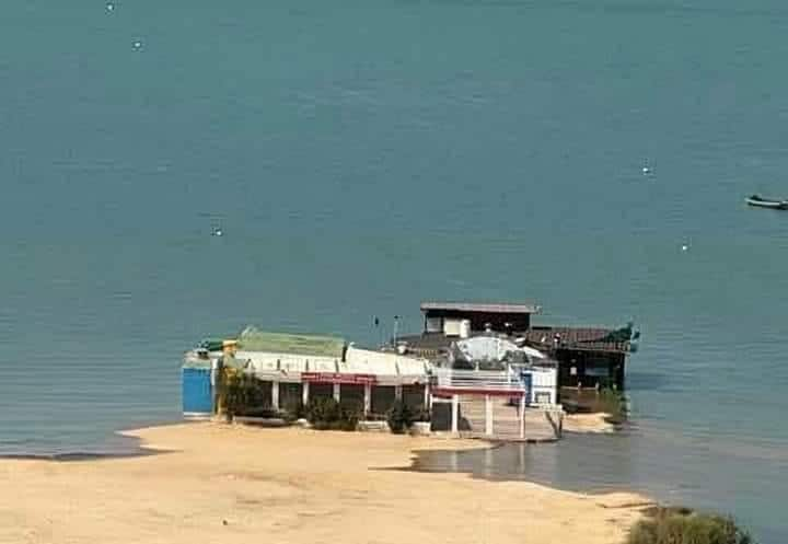 Las mareas vivas se tragan La Carraca y zonas del litoral de Cádiz