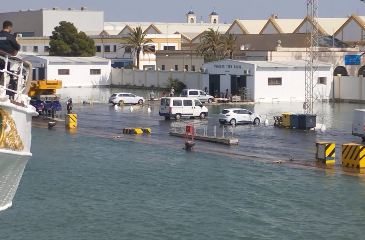 Las mareas vivas se tragan La Carraca y zonas del litoral de Cádiz