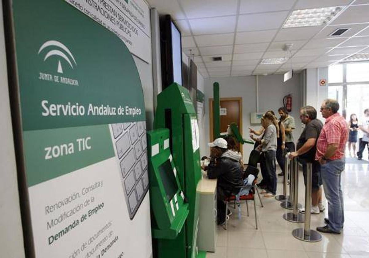 Mayores de 45 años en una oficina del SAE, en Cádiz