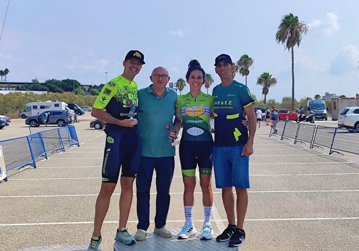 Foto de entrega a los premiados en la media maratón La Vuelta de El Puerto.