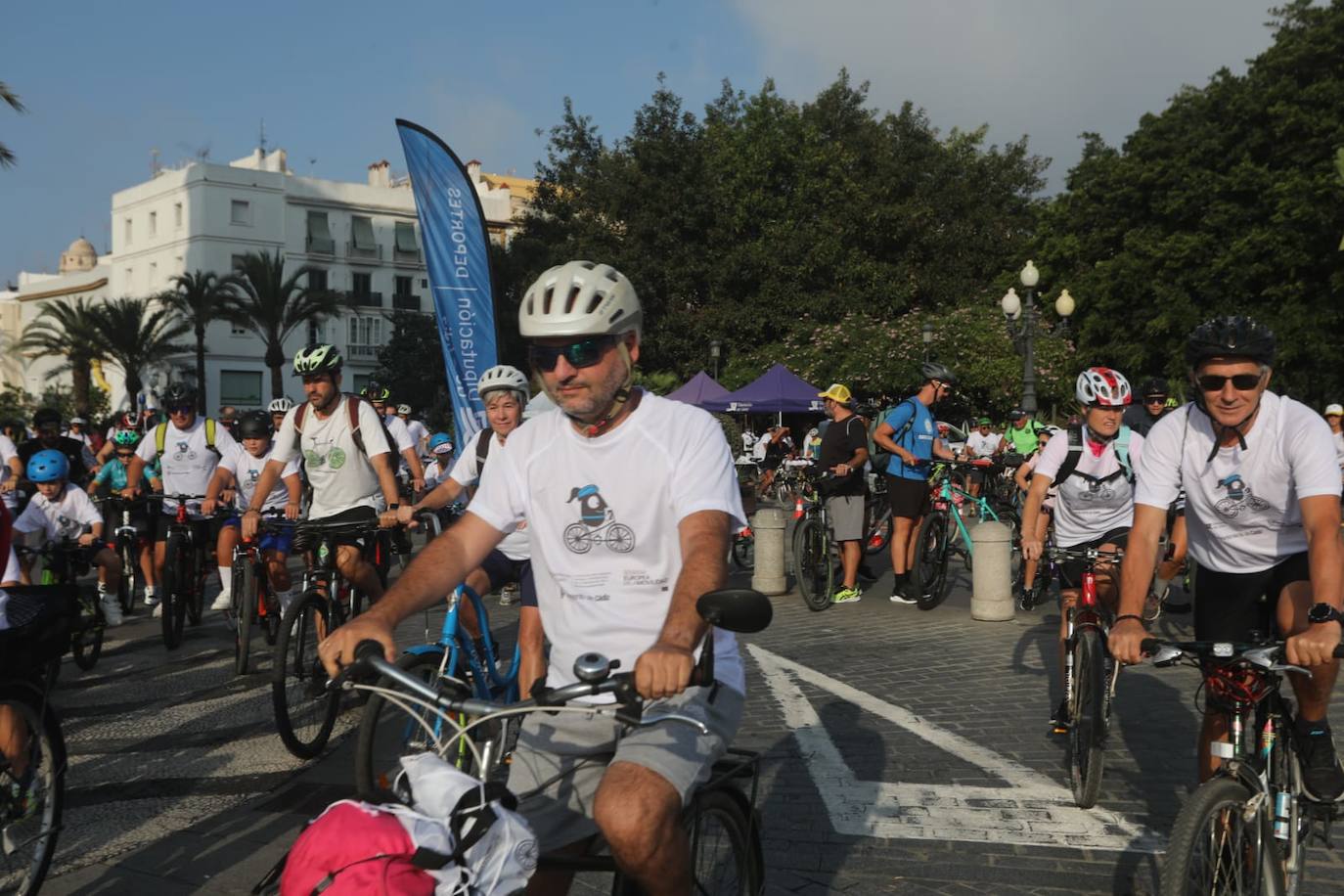 Cádiz apuesta por la bicicleta en una marcha en el Día Europeo sin coches