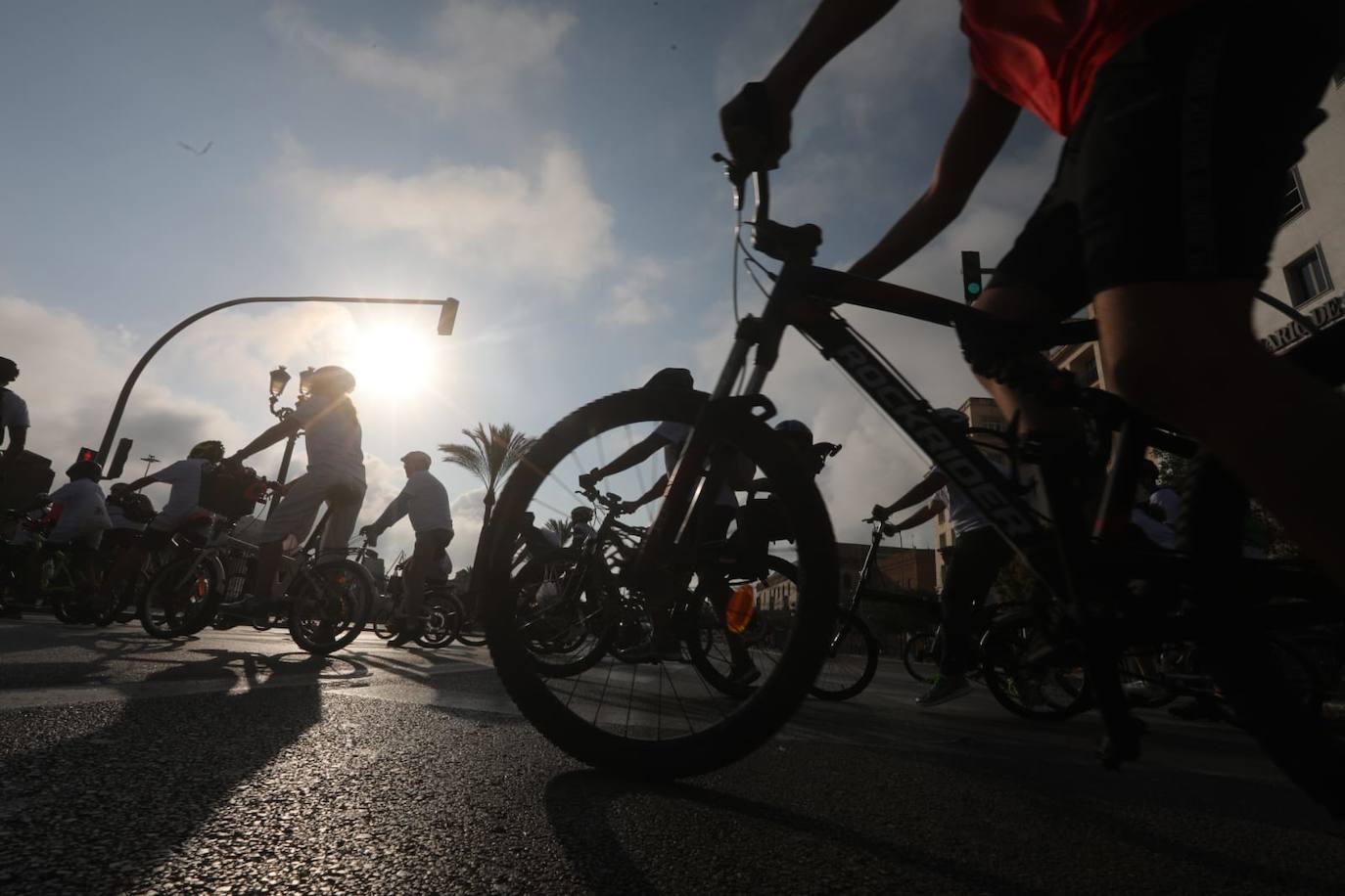 Cádiz apuesta por la bicicleta en una marcha en el Día Europeo sin coches