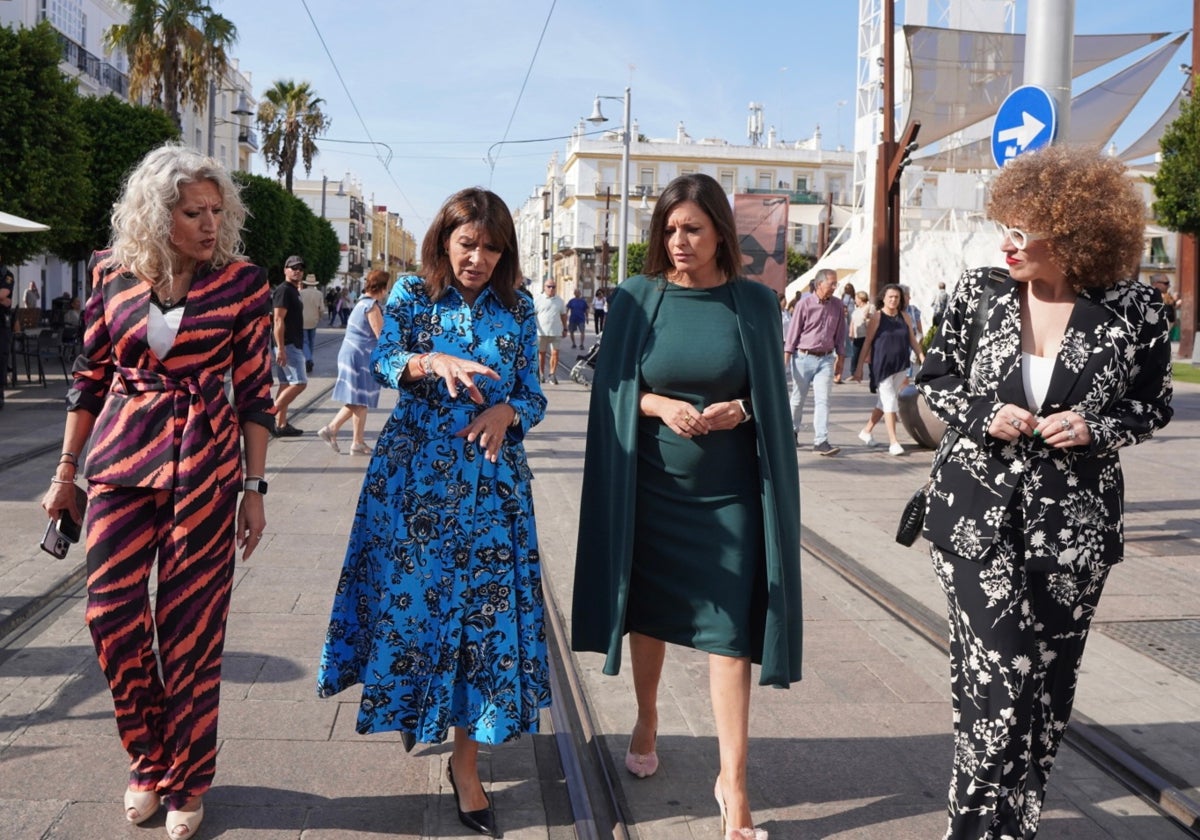 Anne Hidalgo, junto a Patricia Cavada, pasea por la calle Real