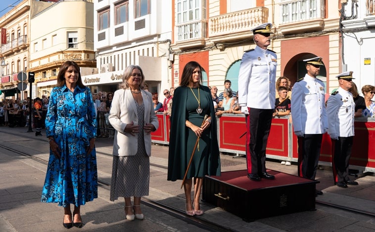 Imagen principal - Tras firmar en el Libro de Oro del Ayuntamiento de San Fernando, Anne Hidalgo, alcaldesa de París, ha asistido al izado de la bandera de España junto a la alcaldesa de San Fernando, Patricia Cavada, y la subdelegada del Gobierno, Blanca Flores.