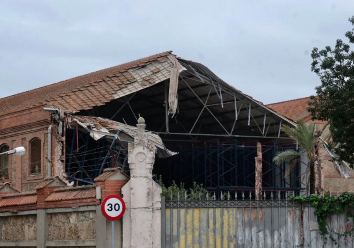 Trabajos de demolición de naves del depósito de Tabacalera..