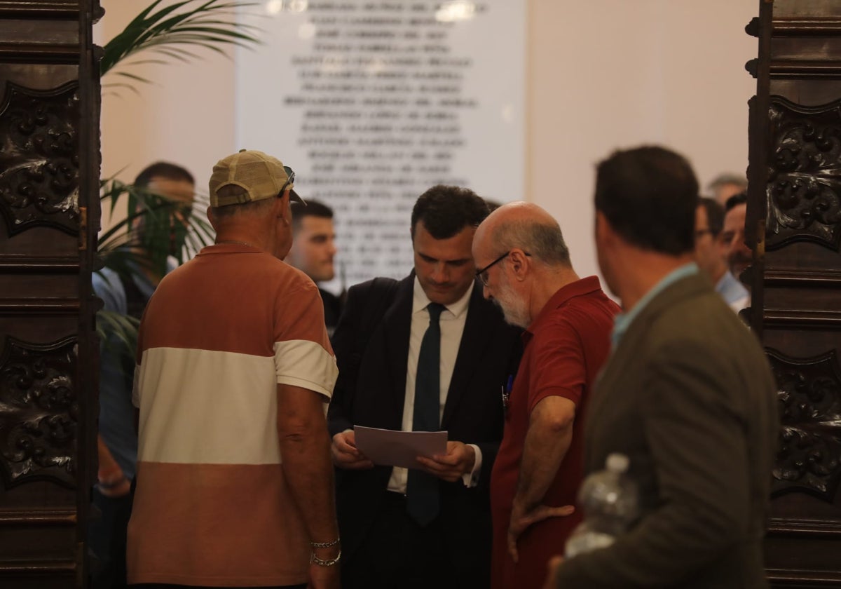 El alcalde de Cádiz, parado por vecinos de Cádiz a su llegada al Pleno