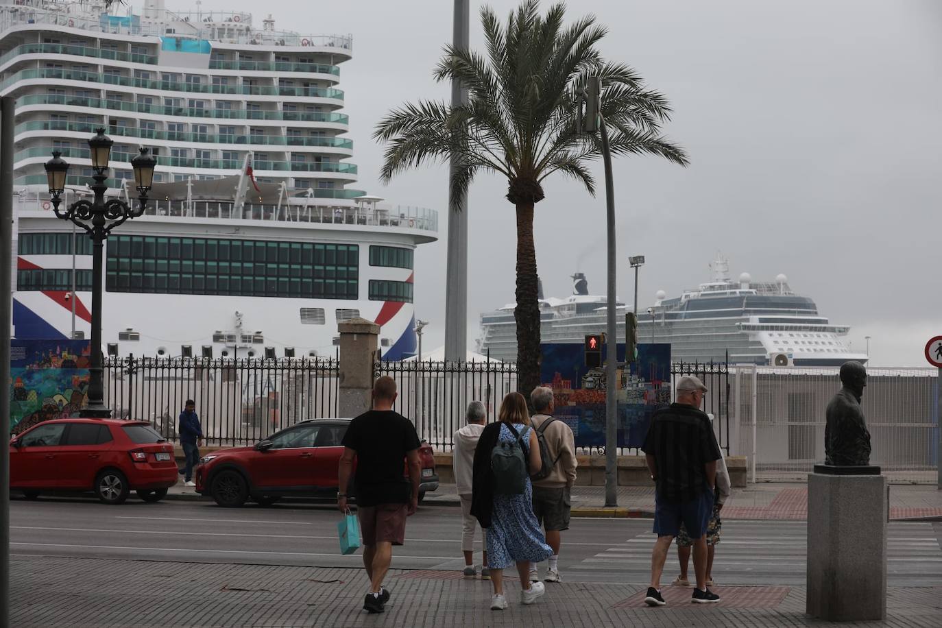 Fotos: Más de 8.000 turistas han llegado este jueves al puerto de Cádiz