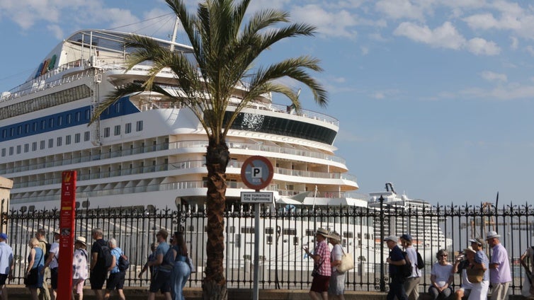 Cádiz recibió casi 7.400 cruceristas llegados al puerto en tres barcos el sábado