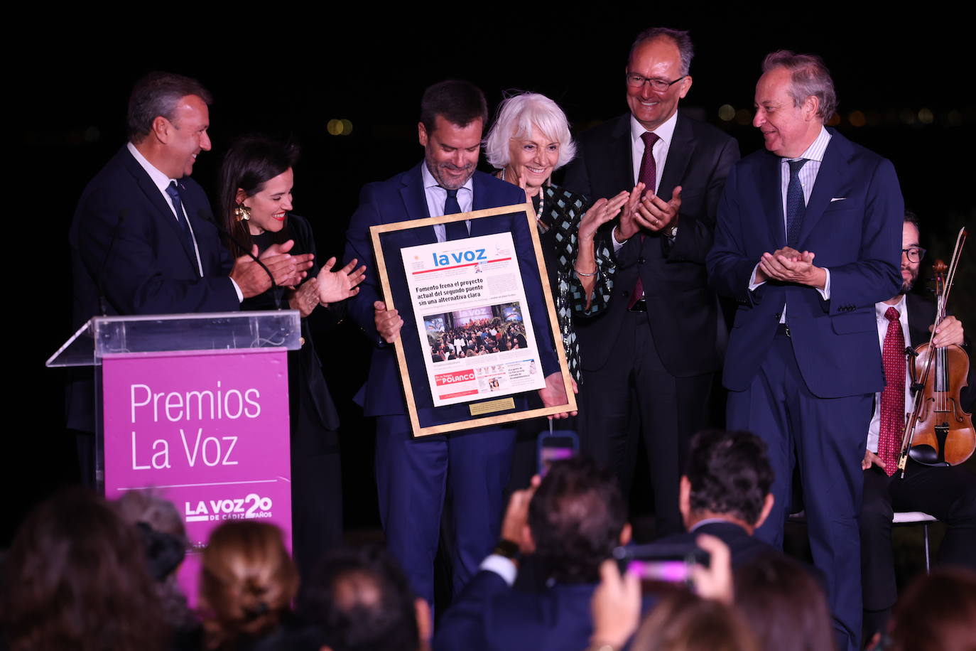 Los galardonados, junto a Ignacio Moreno, director de LA VOZ de Cádiz, con la primera portada del periódico, en presencia de Álvaro Rodríguez Guitart, director general de ABC Andalucía, en la gala celebrada anoche en el Hotel Parador Atlántico de Cádiz. 