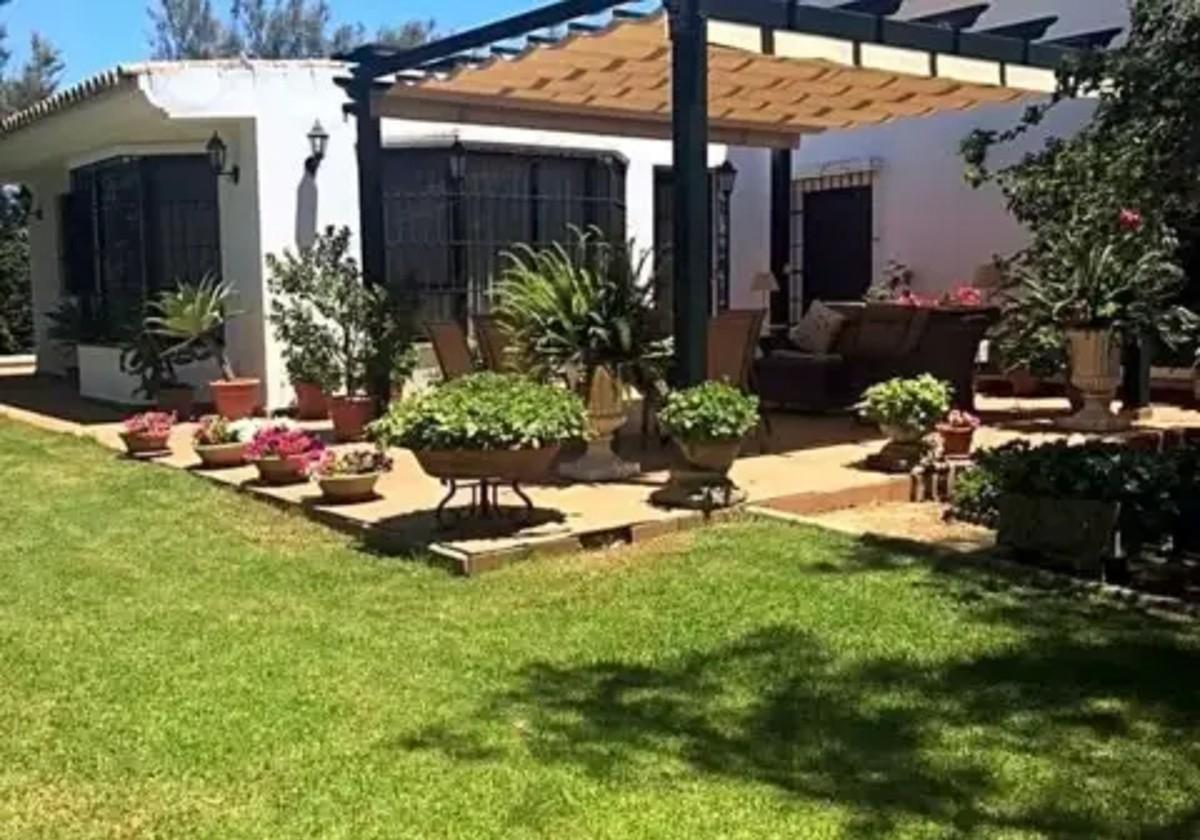 Imagen del chalet que está a la venta en Chipiona