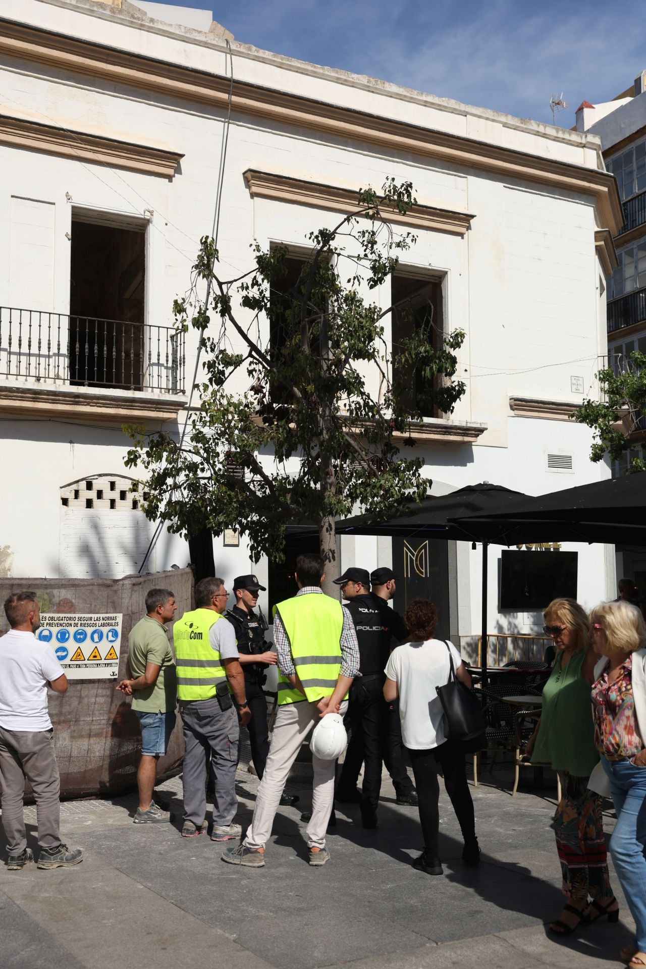 Fotos: cae un balcón en la plaza de San Juan de Dios de Cádiz