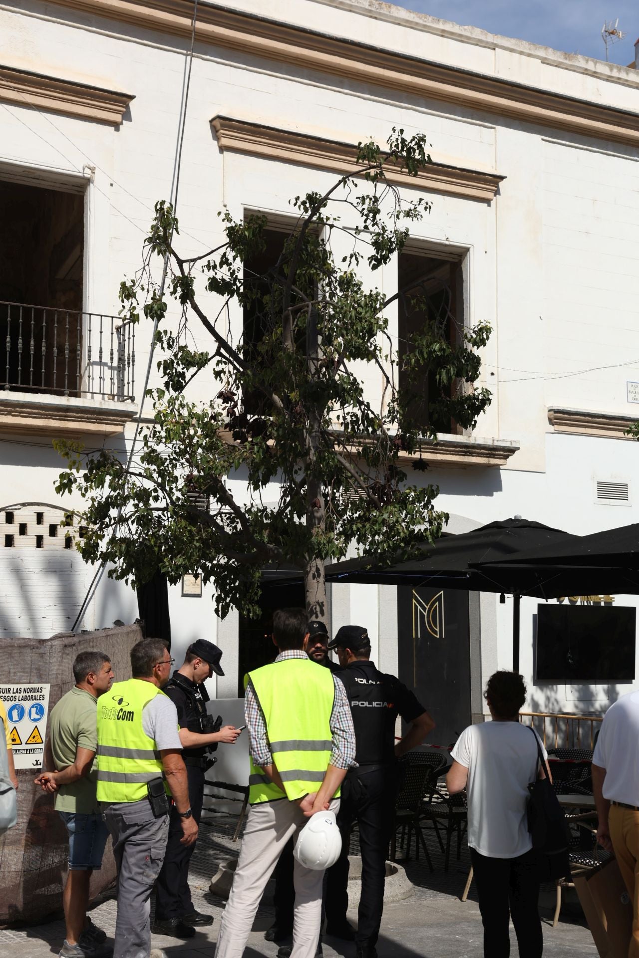 Fotos: cae un balcón en la plaza de San Juan de Dios de Cádiz