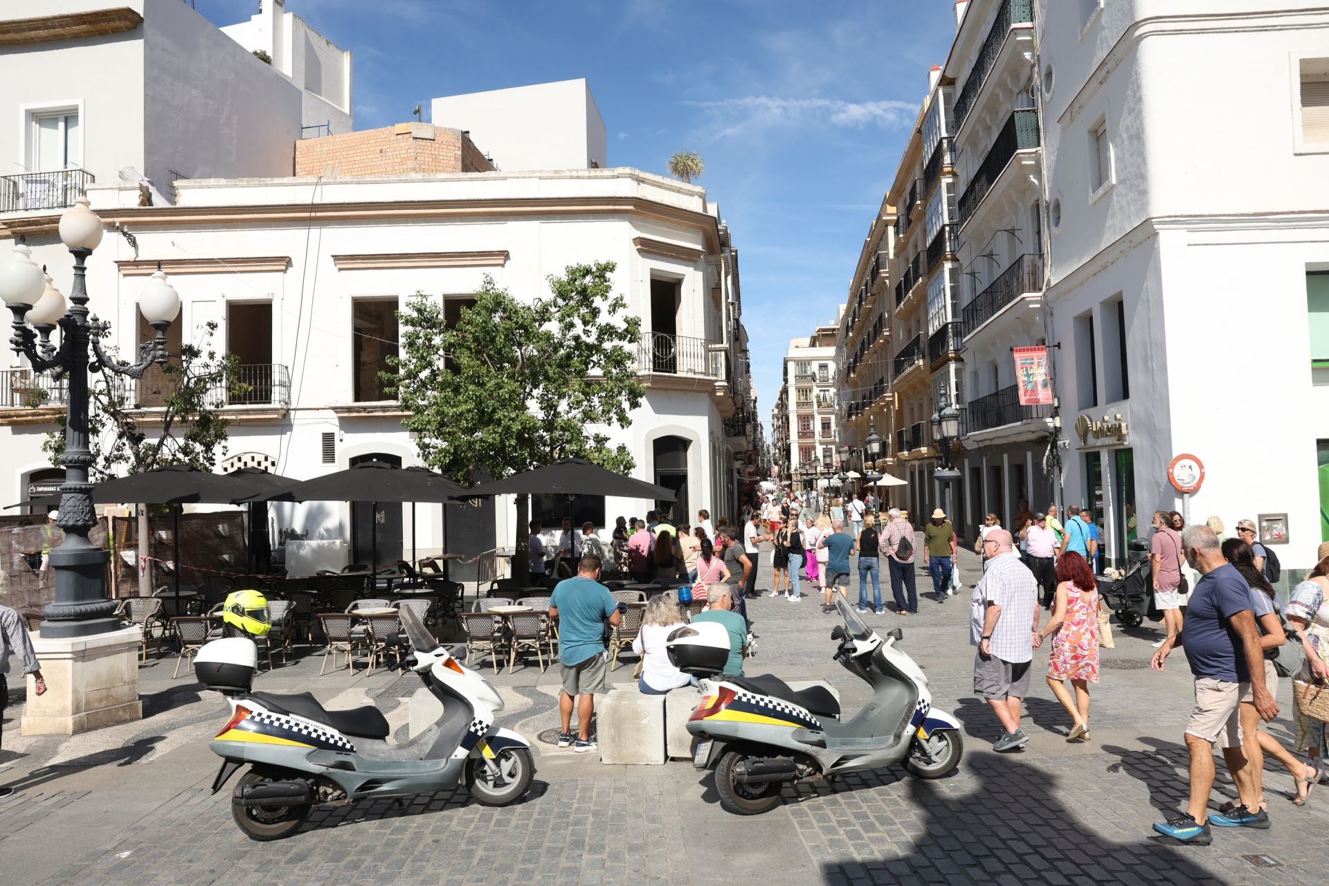 Fotos: cae un balcón en la plaza de San Juan de Dios de Cádiz