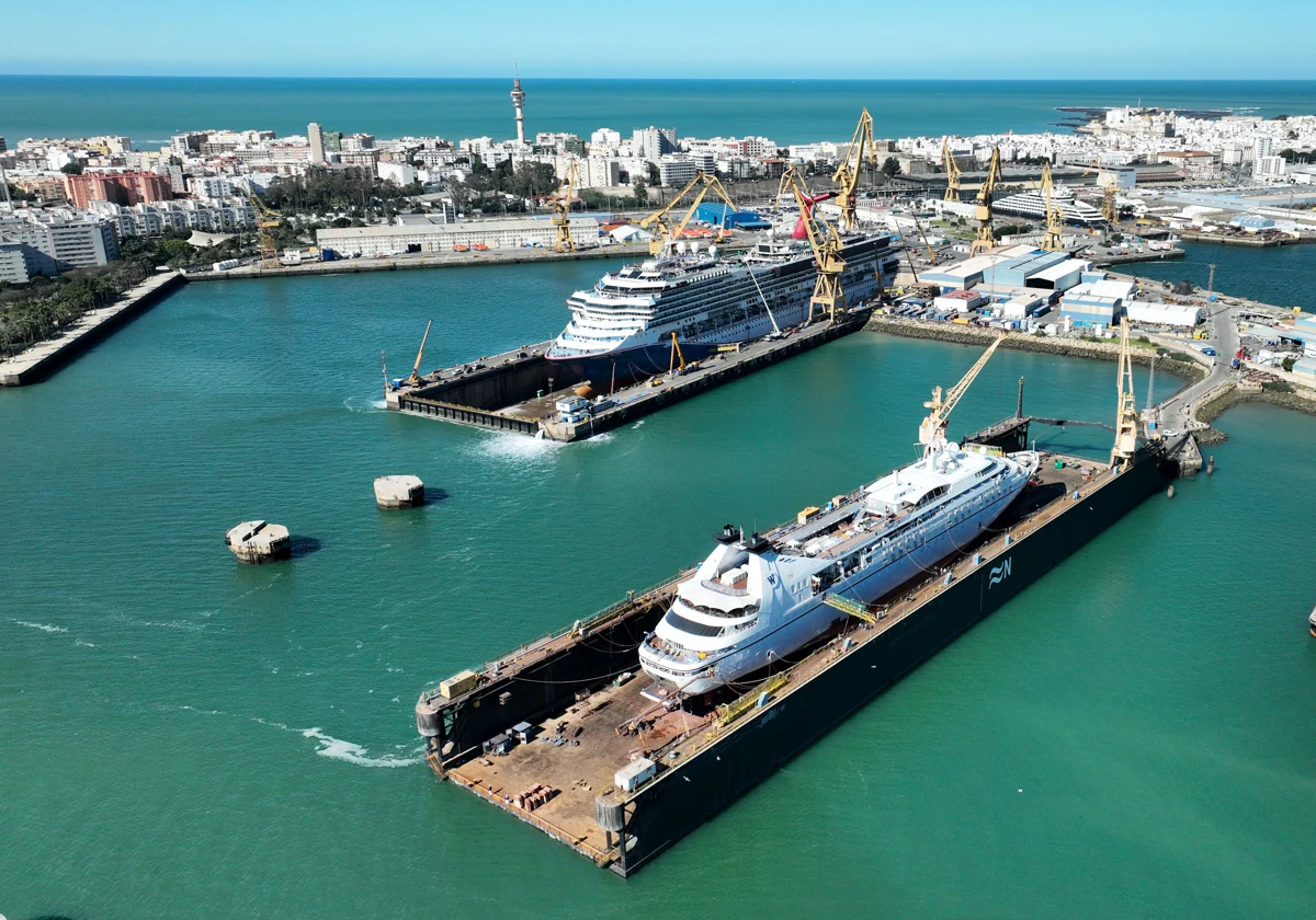 Cruceros en reparación en los diques del astillero de Cádiz