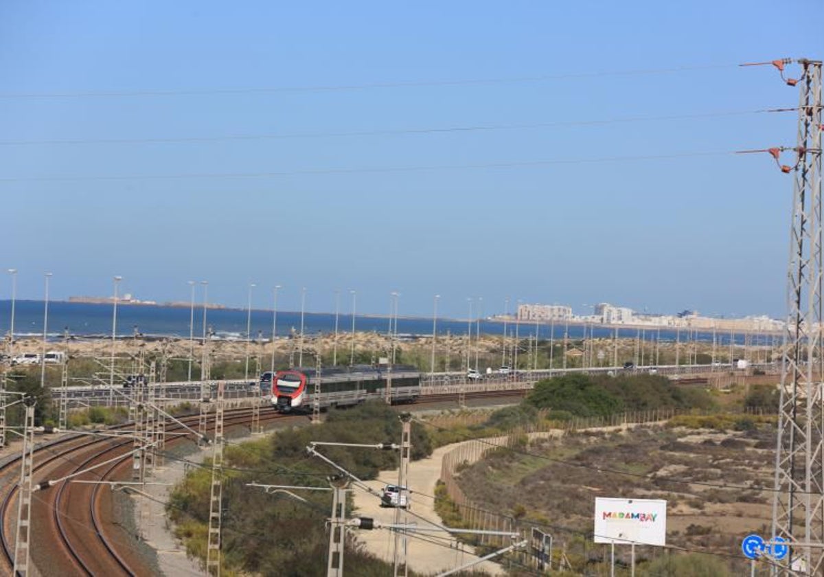 Un tren de Cercanías circulando por la Bahía de Cádiz.