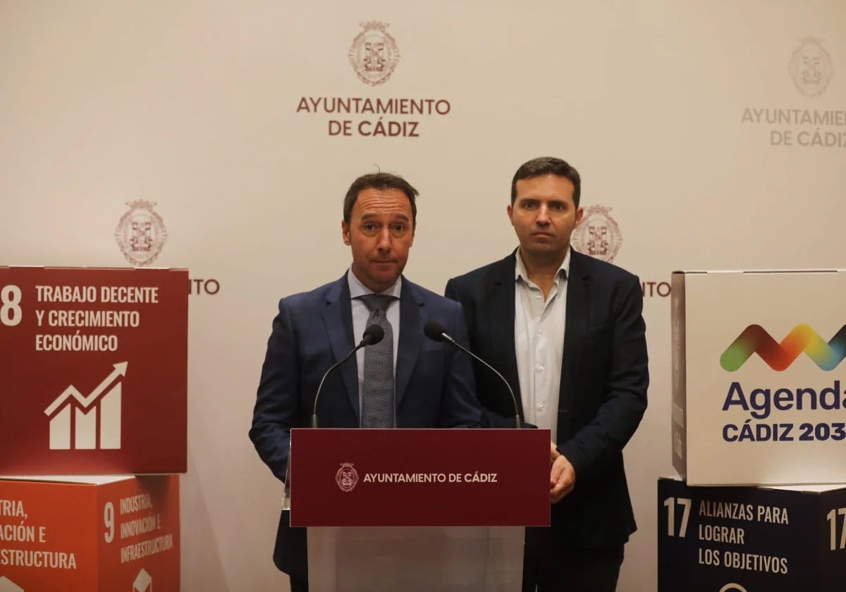 El presidente de Aguas de Cádiz y primer teniente de alcalde, José Manuel Cossi, junto al gerente del IFEF, Juan Manuel Alcedo