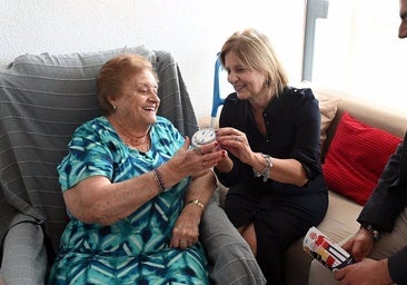 Antonia Ardila, de 83 años, la primera beneficiaria de Jerez de la campaña de detectores de humos en viviendas de mayores