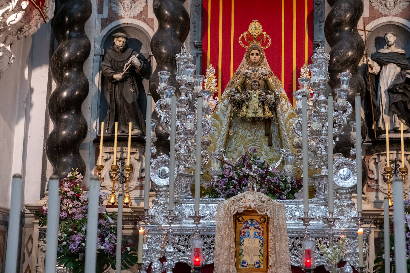 Fotos: Baño de nardos para la Virgen del Rosario de Cádiz