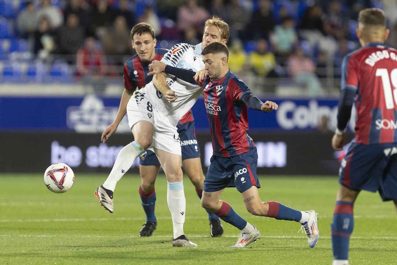 Fotos: Huesca - Cádiz CF en el estadio de El Alcoraz