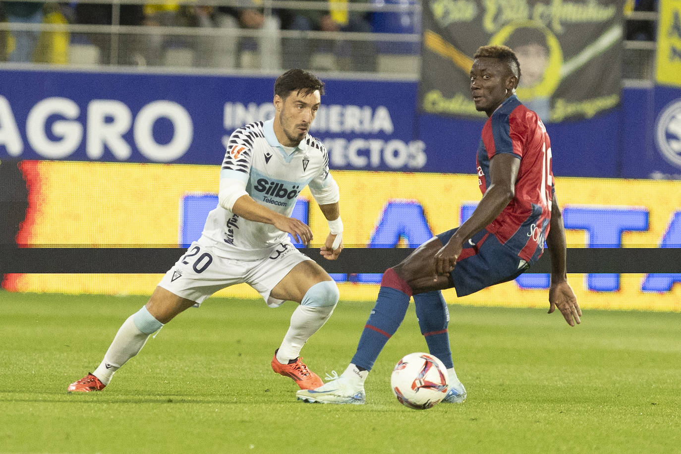 Fotos: Huesca - Cádiz CF en el estadio de El Alcoraz