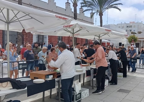 Imagen secundaria 1 - San Fernando premia el arte del jamón en una multitudinaria jornada festiva en la Plaza de San José