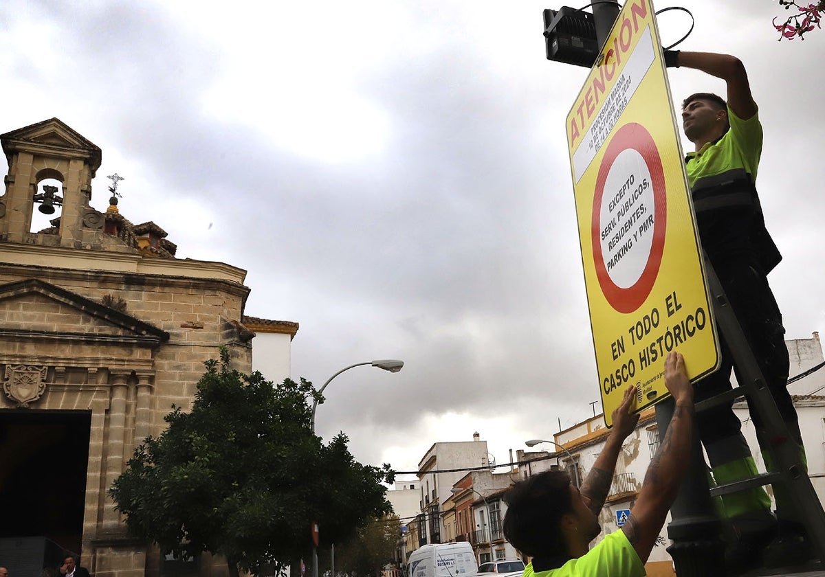 Los paneles informativos se han empezado a colocar este lunes