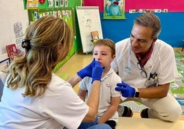 Hasta 2.213 niños se vacunan en Cádiz frente a la gripe en la primera semana de campaña en los colegios