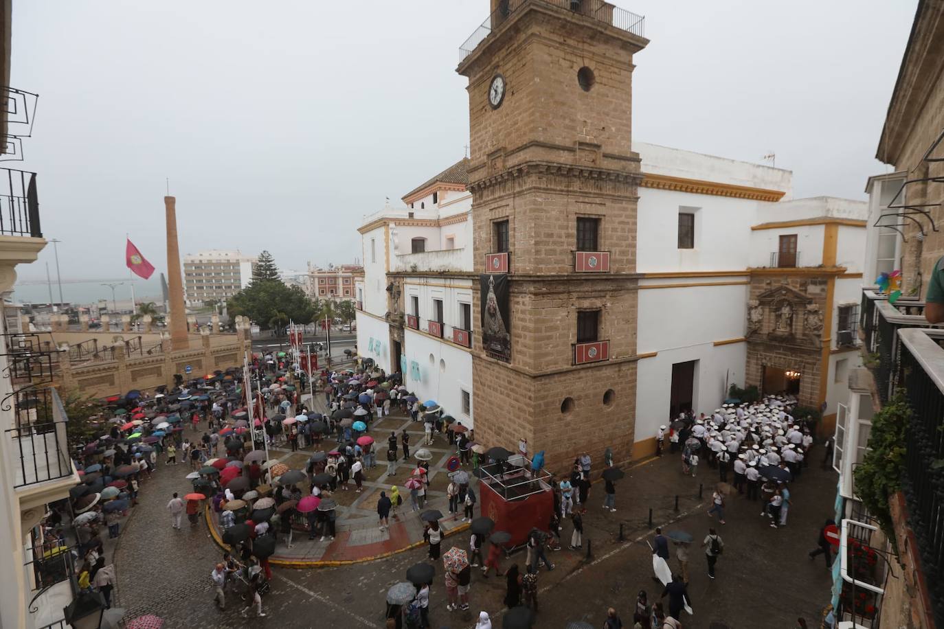 Fotos: La procesión de la Patrona de Cádiz se suspende por la lluvia