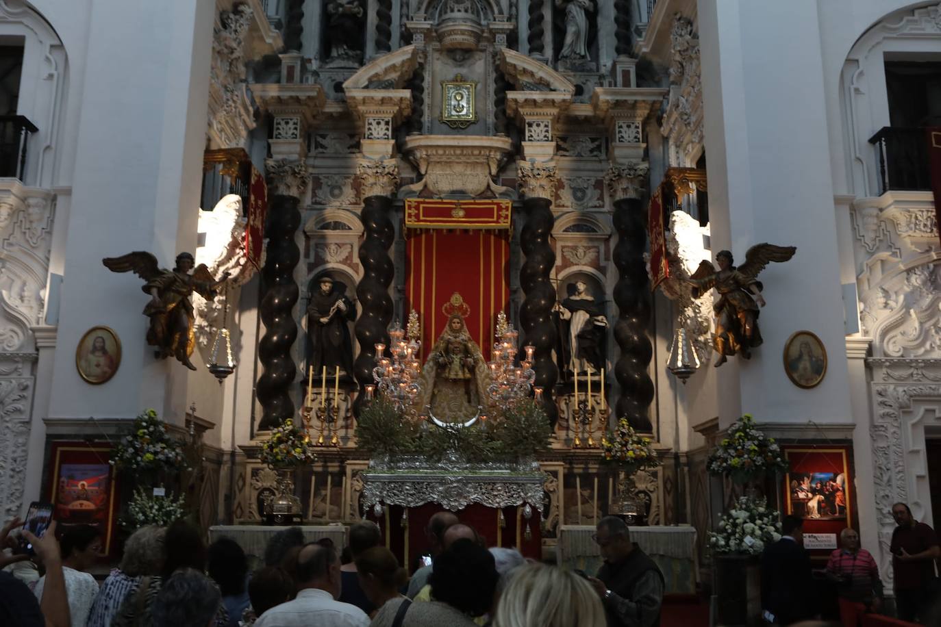 Fotos: La procesión de la Patrona de Cádiz se suspende por la lluvia