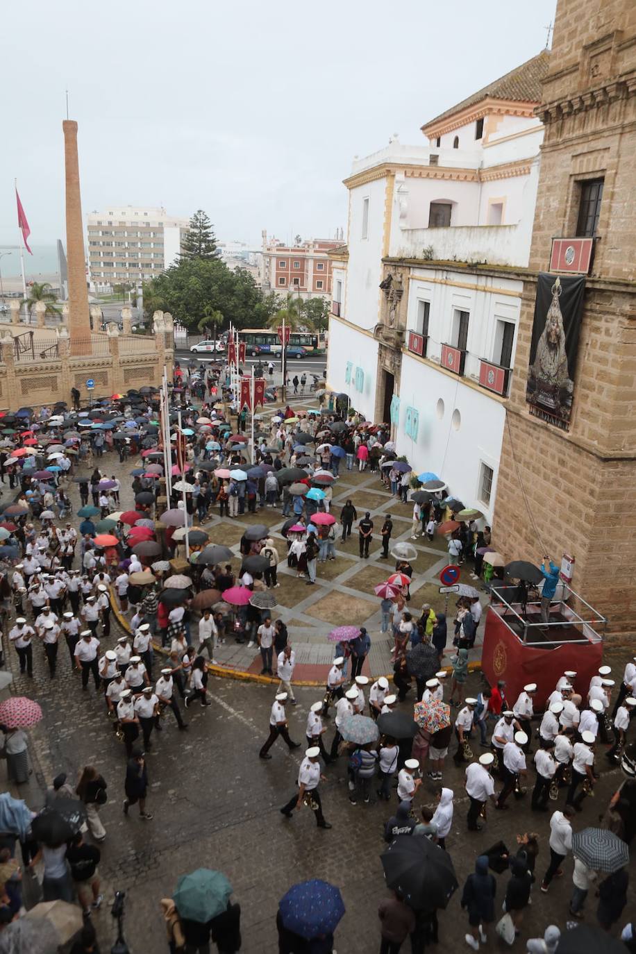 Fotos: La procesión de la Patrona de Cádiz se suspende por la lluvia