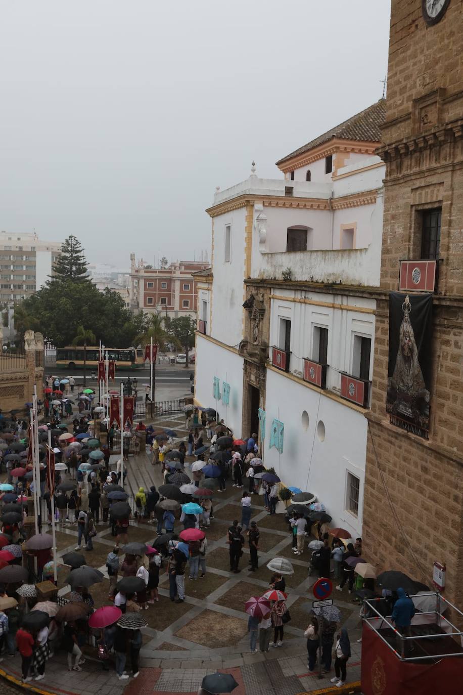 Fotos: La procesión de la Patrona de Cádiz se suspende por la lluvia