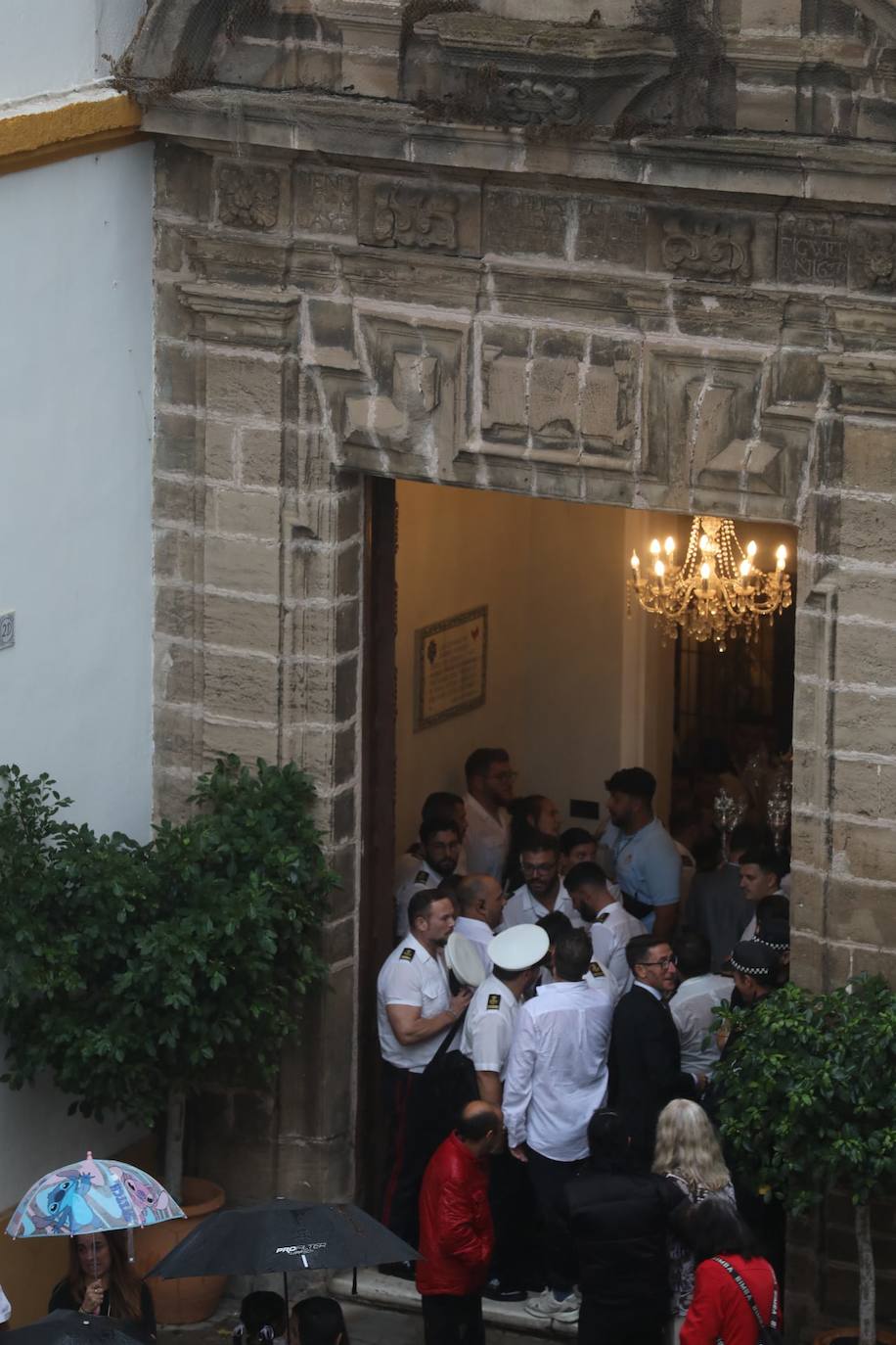 Fotos: La procesión de la Patrona de Cádiz se suspende por la lluvia