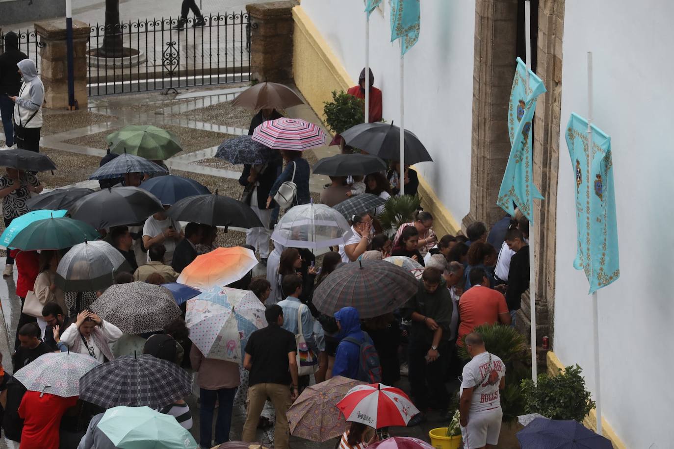 Fotos: La procesión de la Patrona de Cádiz se suspende por la lluvia