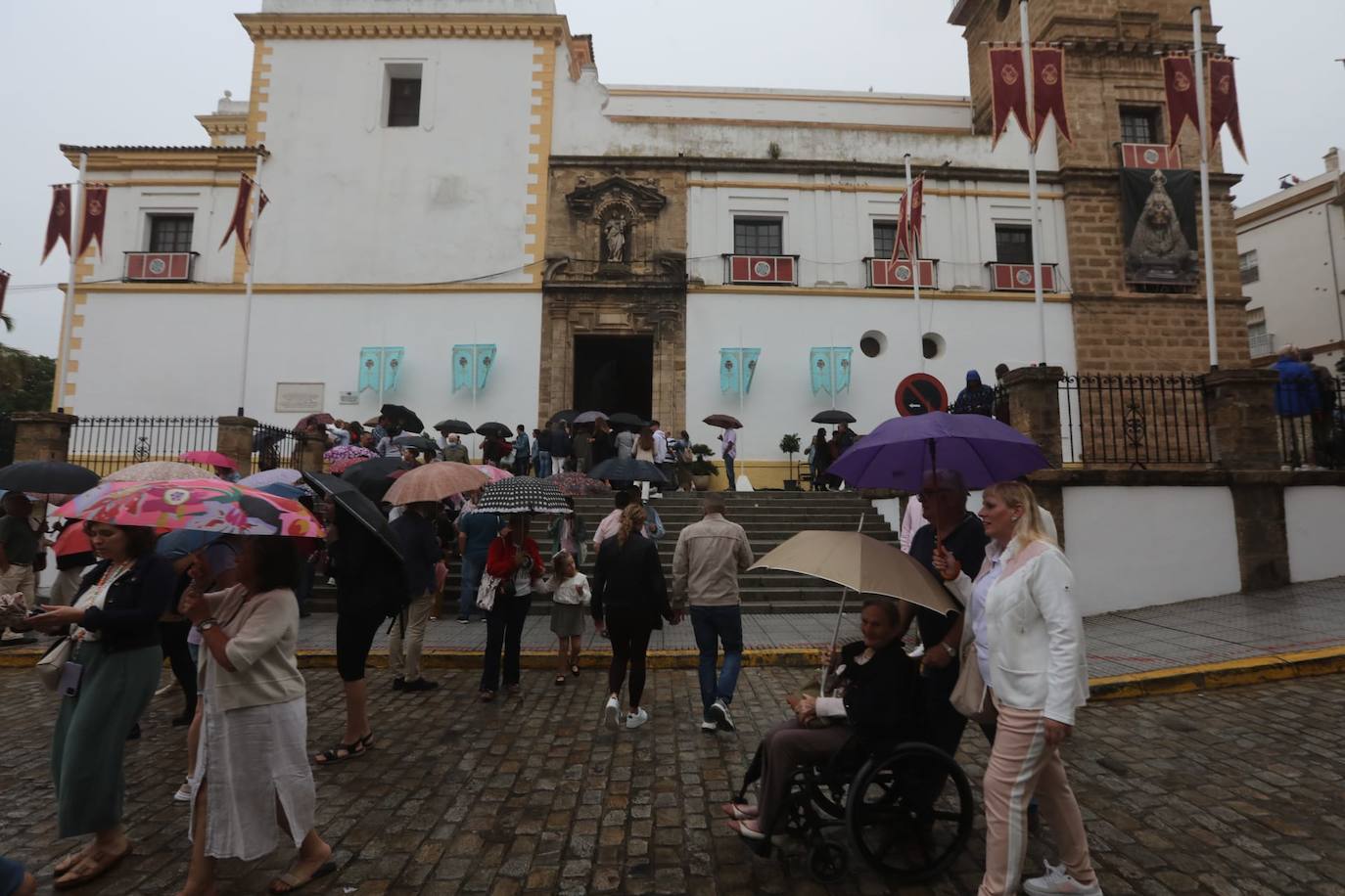 Fotos: La procesión de la Patrona de Cádiz se suspende por la lluvia