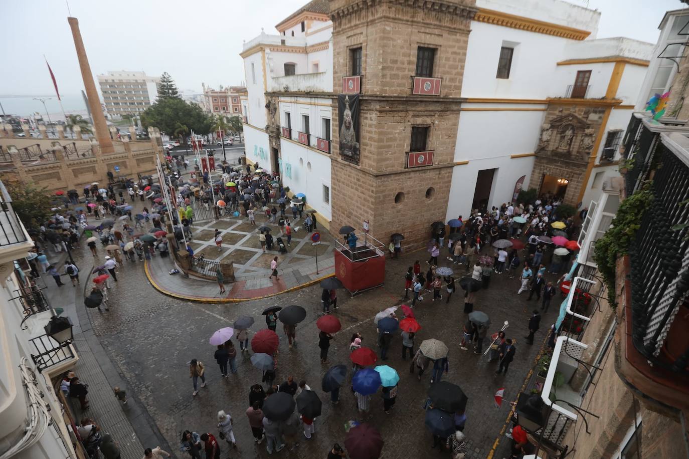 Fotos: La procesión de la Patrona de Cádiz se suspende por la lluvia