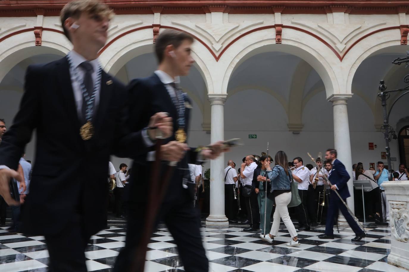 Fotos: La procesión de la Patrona de Cádiz se suspende por la lluvia