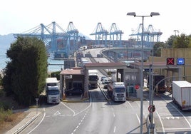 La caída de un pórtico metálico a la vía crea problemas de tráfico en el acceso norte del puerto de Algeciras