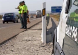 Arroja una bolsa de cocaína en la carretera de Arcos al ver un control de Guardia Civil