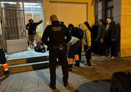 Totalmente mojados y con hipotermia, llega una patera de madrugada a Cádiz