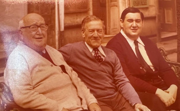 De izquierda a derecha, abuelo y padre de Emilio, junto a un amigo de la familia.