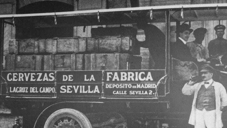 La cerveza Cruzcampo, un símbolo de Sevilla con origen gaditano