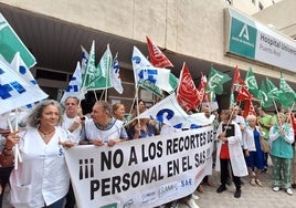 Sanitarios protestan por la escasez de plantillas en el Hospital Universitario Puerto Real