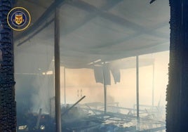 Un incendio calcina el chiringuito Gaya en Tarifa