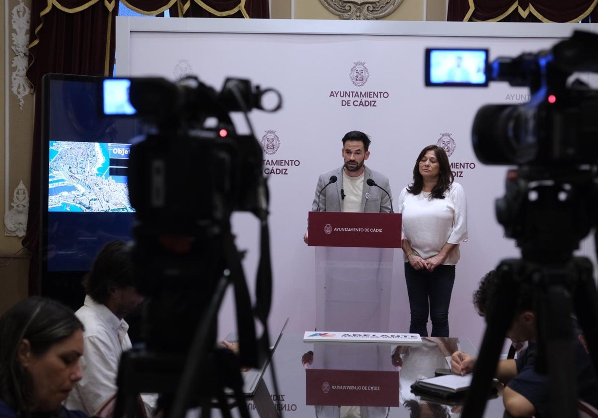 David de la Cruz habla sobre la turistificación junto a Helena Fernández en una rueda de prensa en el Ayuntamiento este viernes.