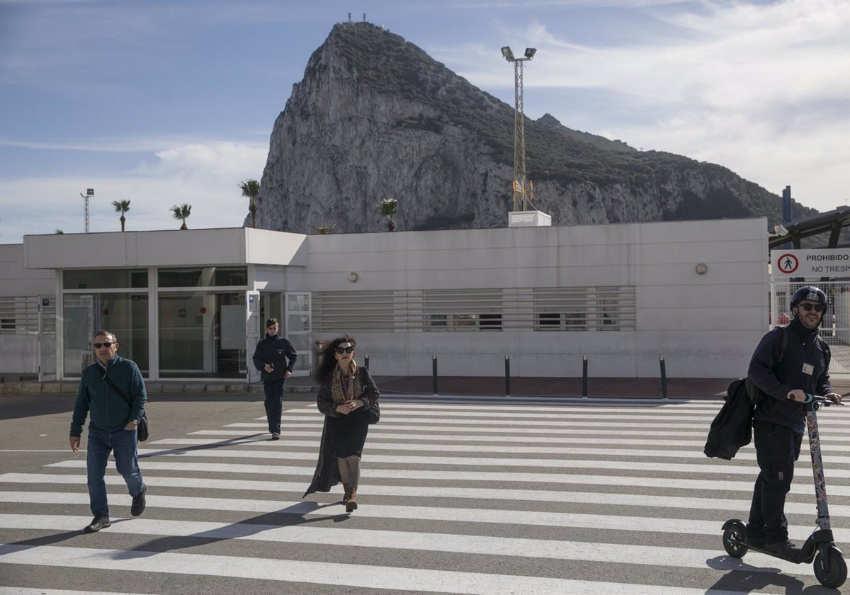 Picardo denuncia «tácticas de presión» de España por la reintroducción temporal de control de pasaportes en la Verja