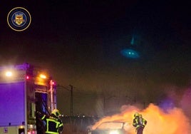 Un coche sale ardiendo en la entrada de Chiclana