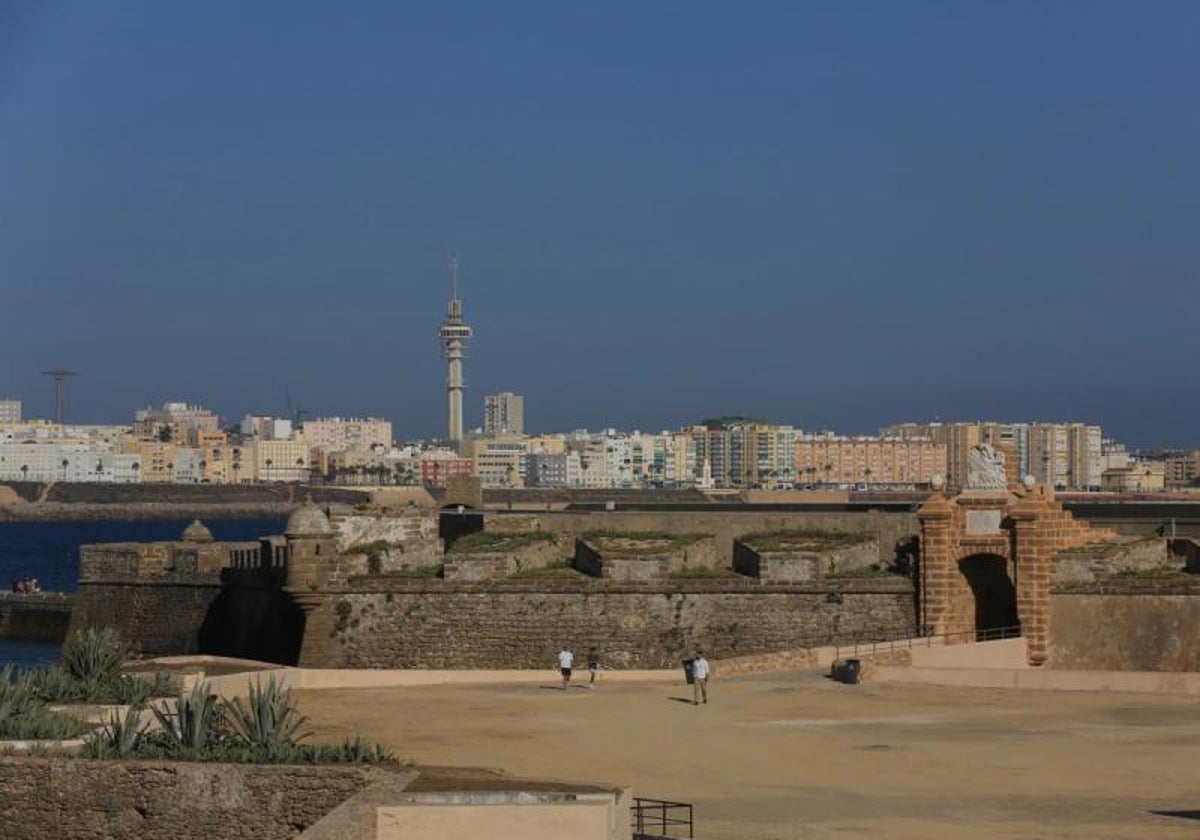 El castillo de San Sebastián reabre tras el temporal, los parques de Cádiz siguen cerrados