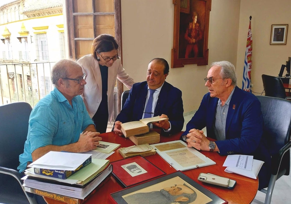 El delegado de  Cultura, Francisco Zurita, junto al presidente del Cine Club Popular de Jerez, José Luis Jiménez.